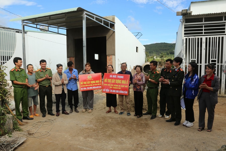 Lâm Đồng: Trao kinh phí hỗ trợ xây dựng nhà ở cho người dân trong Chiến dịch Quang Trung