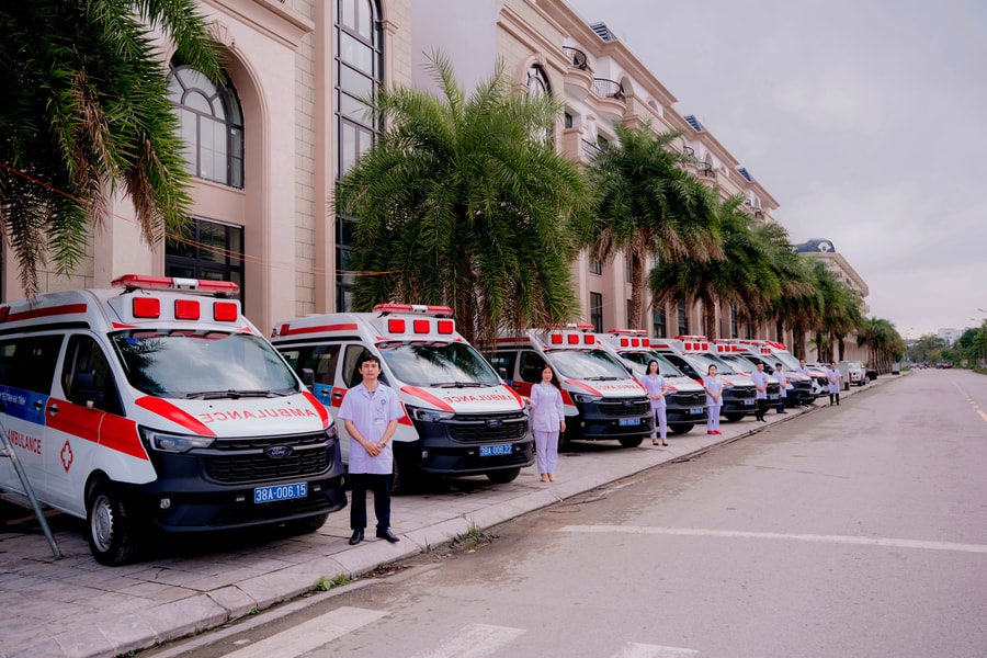 Tập đoàn Vingroup hỗ trợ 15 xe cứu thương cho Hà Tĩnh