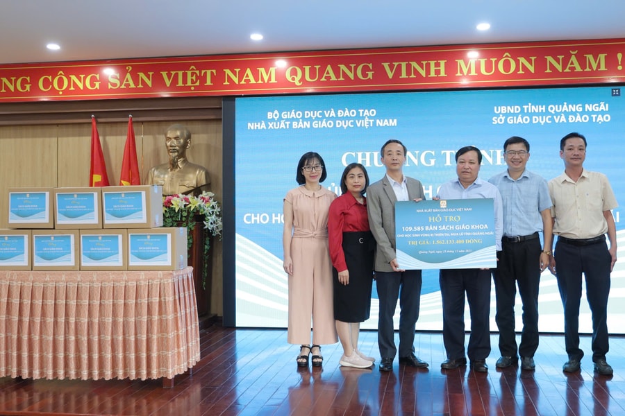 Nhà xuất bản Giáo dục Việt Nam trao tặng gần 110.000 bản sách giáo khoa cho học sinh vùng lũ tỉnh Quảng Ngãi