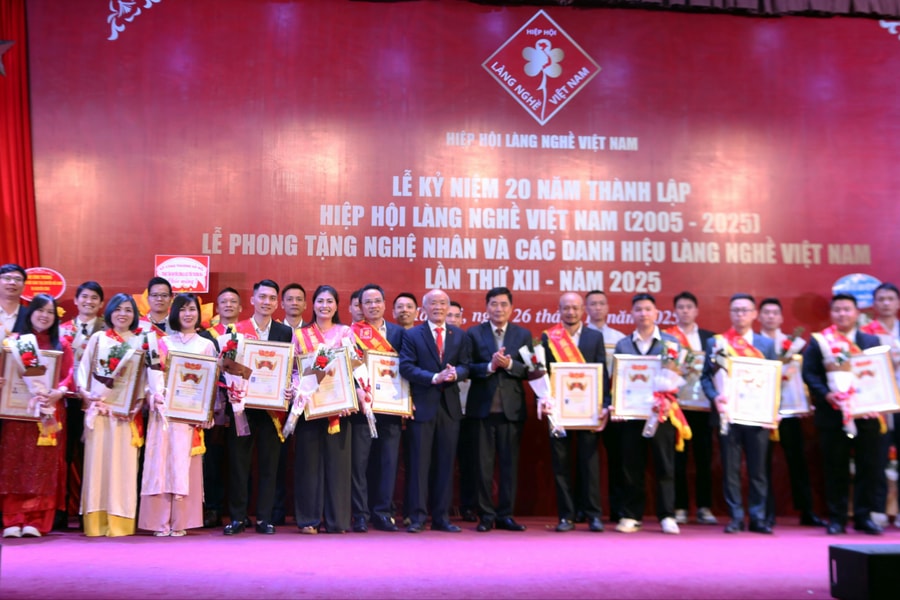 Gần 1.400 nghệ nhân làng nghề được vinh danh