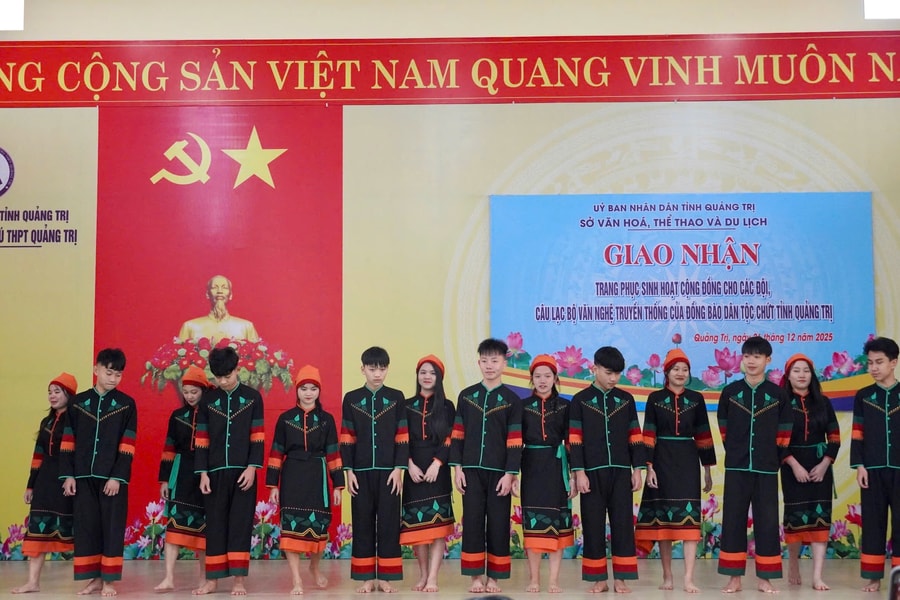 Quảng Trị giao nhận trang phục sinh hoạt cộng đồng cho đồng bào Chứt