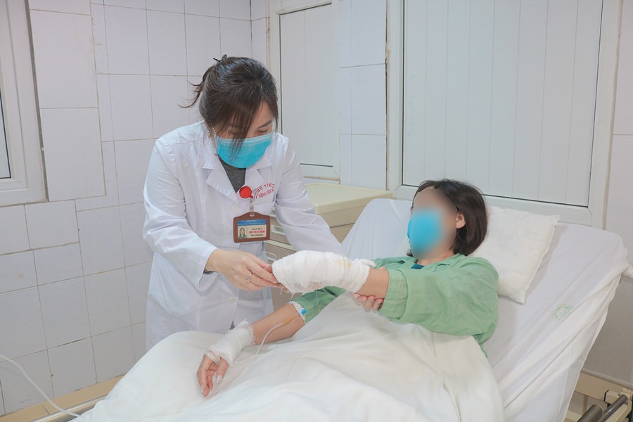 Tự dùng hóa chất thông bồn cầu mua trên mạng, người phụ nữ nhập viện cấp cứu