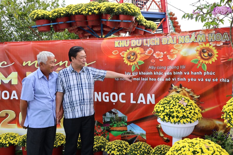 Phó Chủ tịch Quốc hội Lê Minh Hoan thăm một số hộ dân trồng hoa kiểng ở Sa Đéc, Đồng Tháp