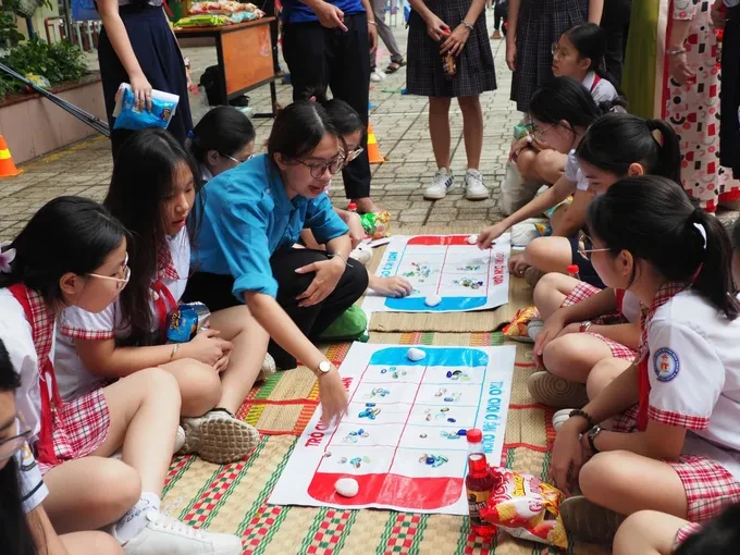 TP. Hồ Chí Minh: Từ tháng 1/2026, trường học hạn chế học sinh dùng điện thoại vào giờ chơi