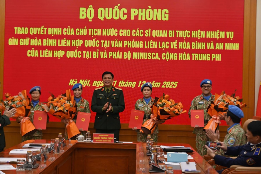Trao quyết định cho 4 sĩ quan đi làm nhiệm vụ gìn giữ hòa bình Liên Hợp Quốc