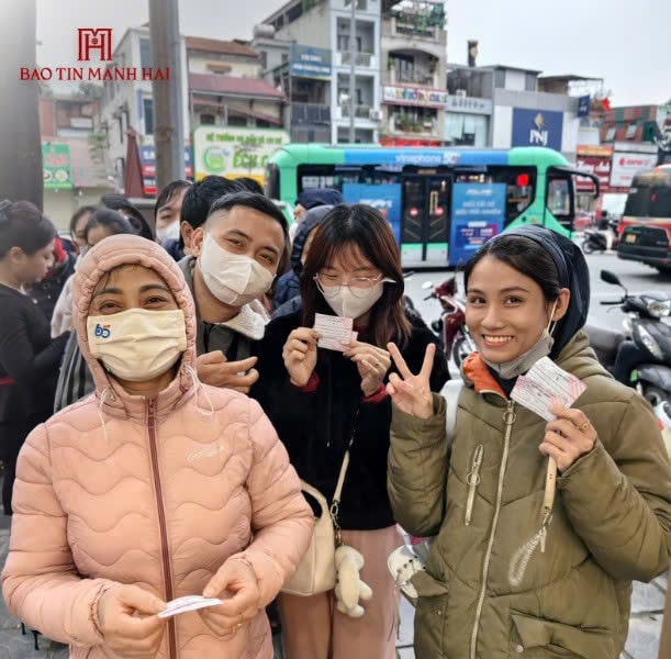 Gen Z xếp hàng săn thẻ vàng 0,1 chỉ để khai vận 2026