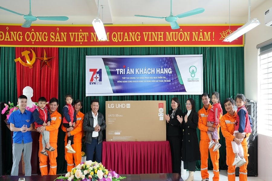 EVNNPC tiếp tục chung tay khắc phục hậu quả thiên tai, đồng hành cùng khách hàng sử dụng điện an toàn, ổn định