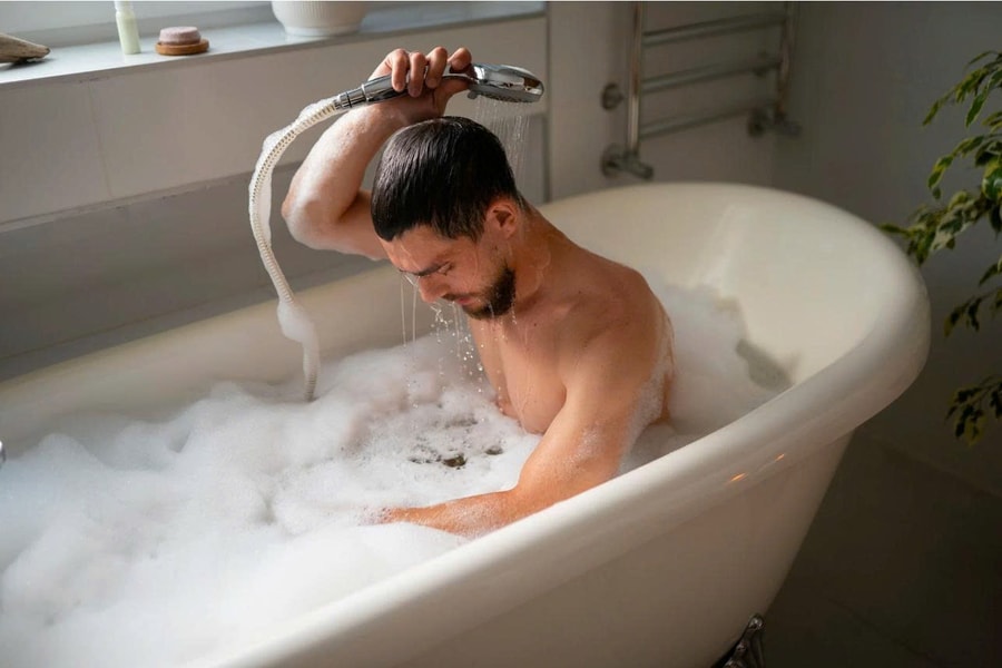 Tắm nước nóng thường xuyên mùa đông: Cảnh báo với sức khỏe sinh sản nam giới