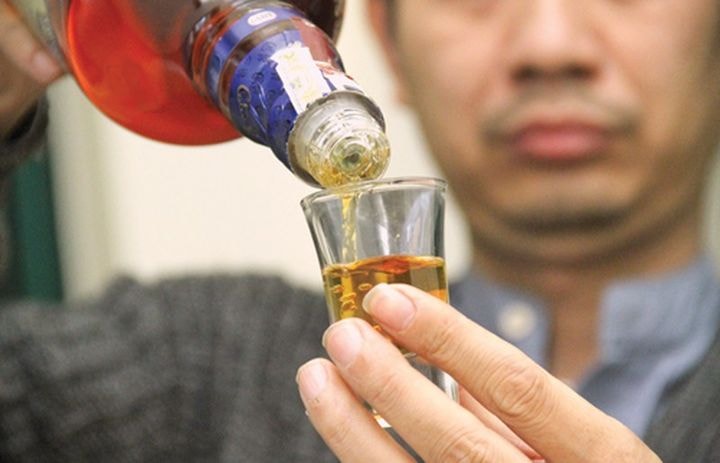 Ngộ độc rượu giả, bác sĩ cảnh báo gia tăng trong dịp Tết