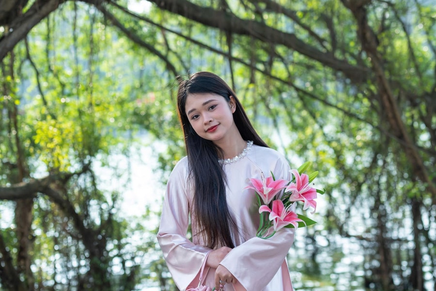 Sắc áo dài bên Hồ Gươm