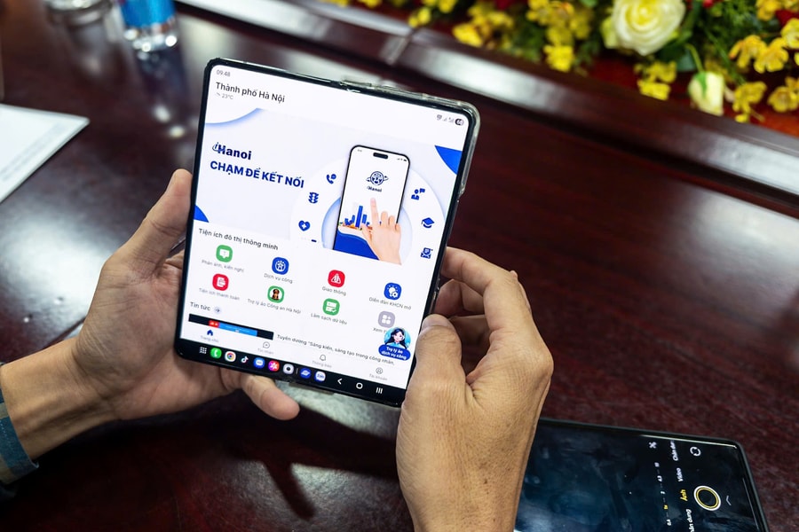 CSGT Hà Nội hướng dẫn người dân theo dõi thông tin và thực hiện xử phạt vi phạm TTATGT qua ứng dụng iHanoi