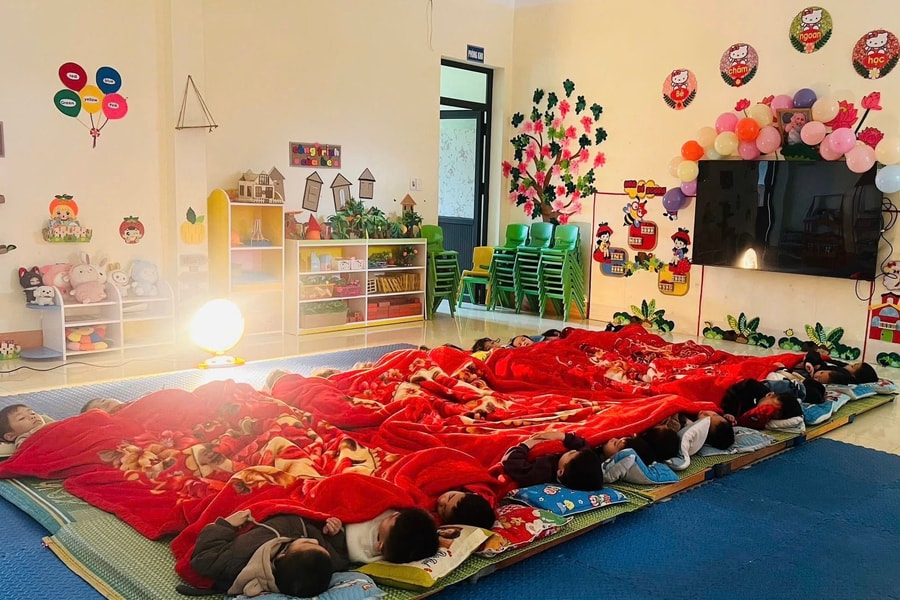 Lào Cai nhiệt độ có nơi dưới 5 độ C, các trường học tăng cường biện pháp chống rét cho học sinh