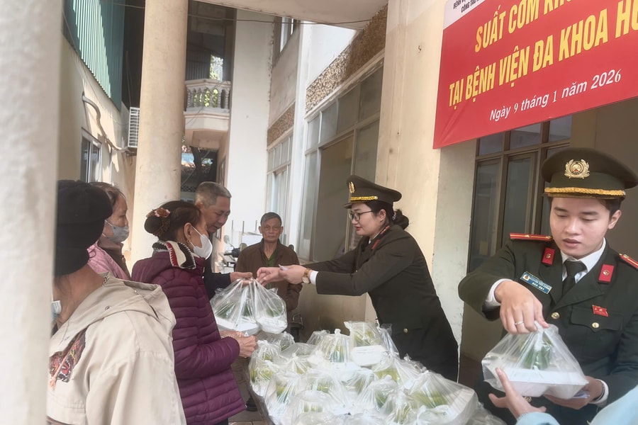Thắm tình quân dân qua những suất cơm ấm áp nghĩa tình của Công an xã Hoài Đức