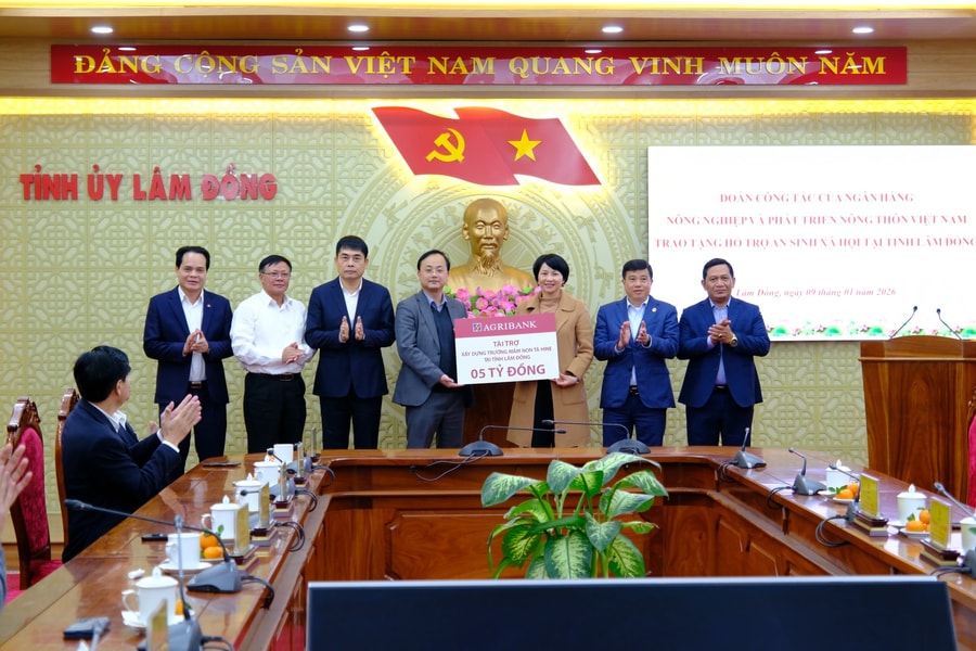 Agribank trao 5 tỷ đồng hỗ trợ an sinh xã hội tại Lâm Đồng