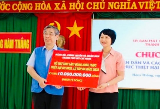 TP. Hồ Chí Minh trao hơn 10 tỷ đồng hỗ trợ tỉnh Lâm Đồng khắc phục thiệt hại do thiên tai