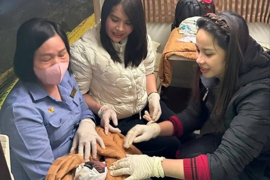 Hai sinh viên ngành Hộ sinh đỡ đẻ thành công cho sản phụ sinh non trên tàu