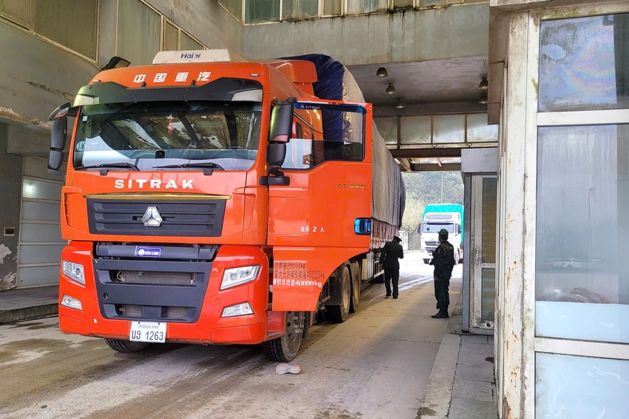 Tạo thuận lợi thông quan, vừa siết chặt kiểm soát hàng lậu dịp cuối năm tại Cửa khẩu Cầu Treo
