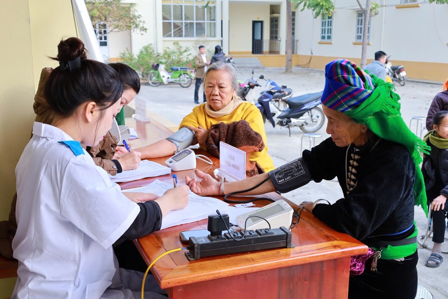 Trường Cao đẳng Kỹ thuật Y dược Hà Nội thăm khám, tư vấn chăm sóc sức khỏe và cấp phát thuốc miễn phí cho bà con xã Liên Sơn