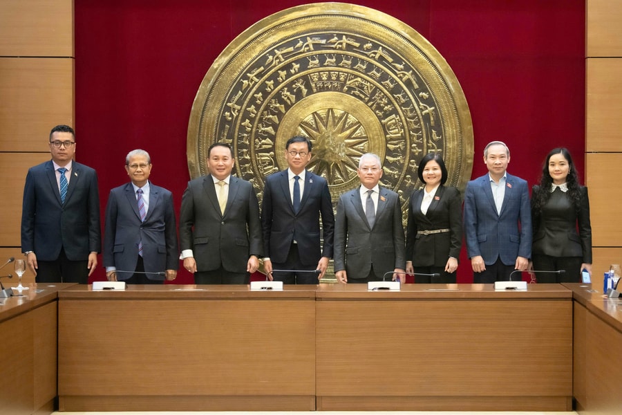 Phó Chủ nhiệm Ủy ban Quốc phòng, An ninh và Đối ngoại Đôn Tuấn Phong tiếp Đoàn đại biểu Hạ viện Malaysia