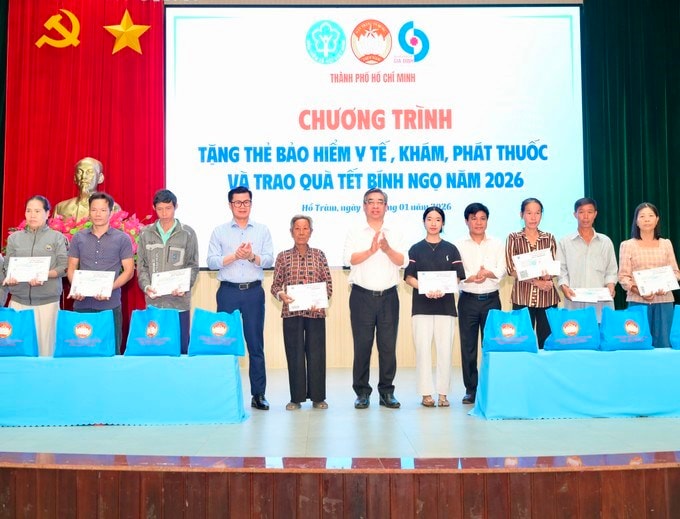 TP. Hồ Chí Minh: Trao thẻ BHYT đến người dân có hoàn cảnh khó khăn tại xã Hồ Tràm