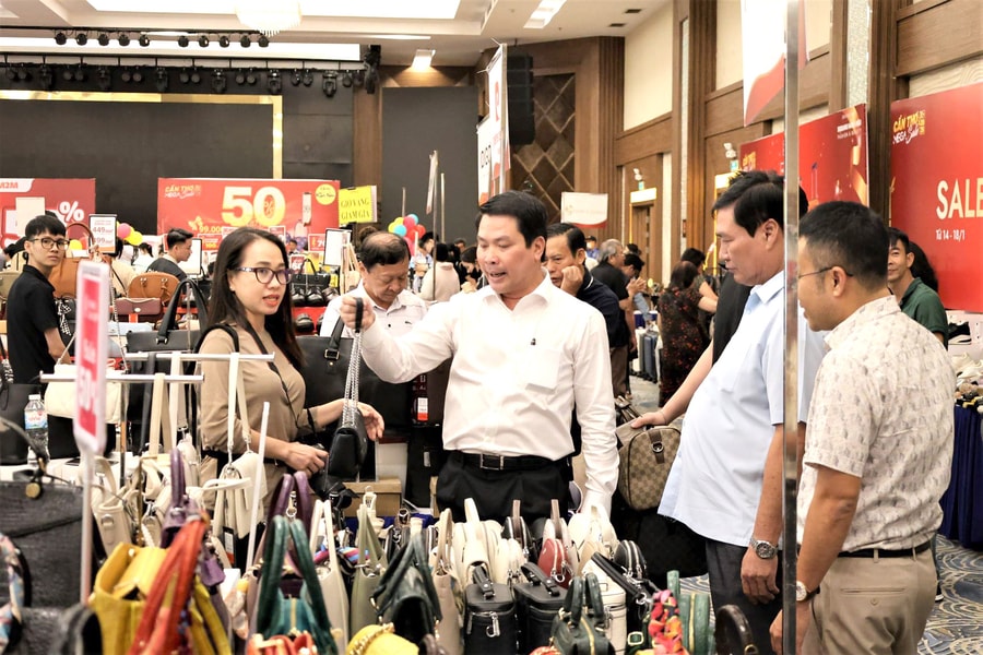 Cơ hội người dân sắm hàng hiệu dịp cuối năm tại TP. Cần Thơ