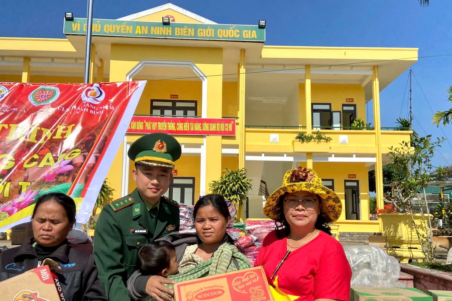 Bộ đội Biên phòng Quảng Trị mang xuân sớm đến với người dân vùng biên giới