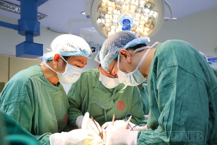 Ca ghép thận đặc biệt từ người mẹ hiến tạng cứu con