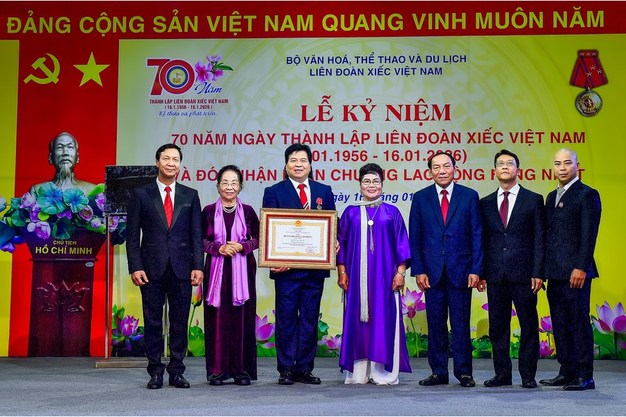 Liên đoàn Xiếc Việt Nam đón nhận Huân chương Lao động hạng Nhất