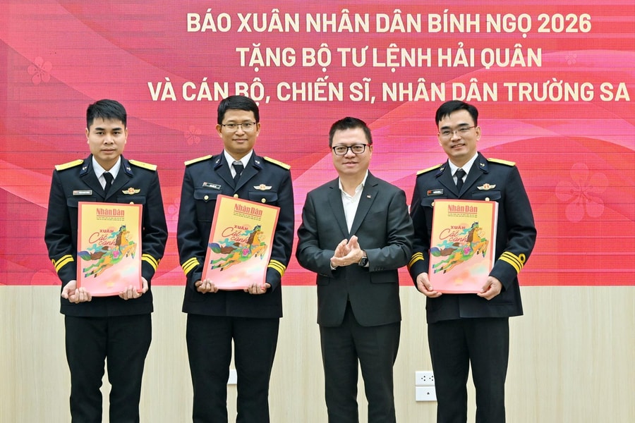 Trao tặng 5.000 tờ báo Xuân Nhân Dân cho cán bộ, chiến sĩ Hải quân và nhân dân Trường Sa