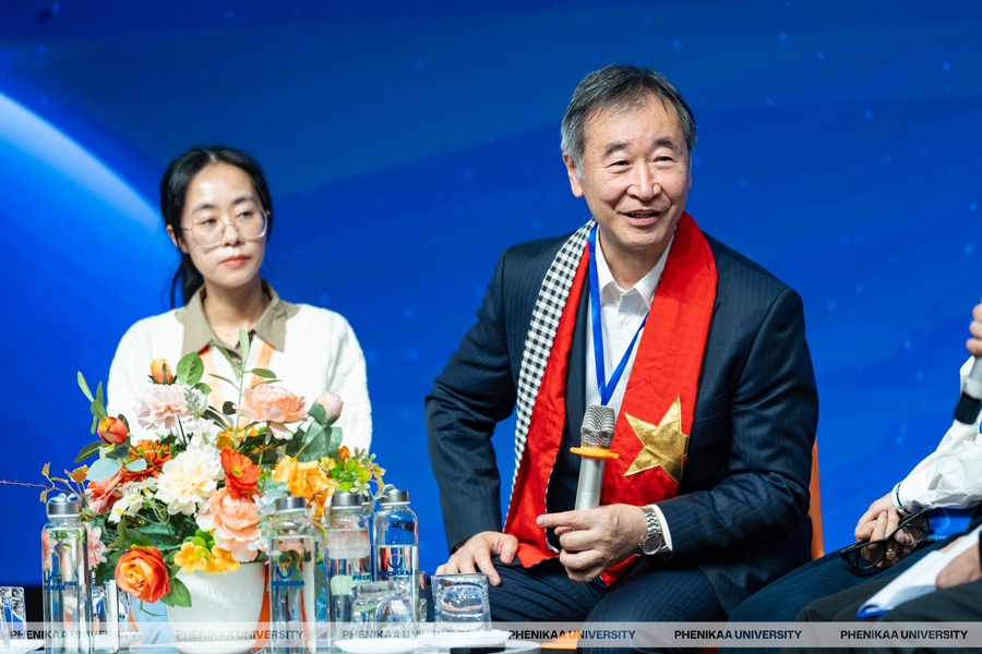 Hơn 200 học sinh Hà Nội giao lưu với GS. Takaaki Kajita, Chủ nhân Giải Nobel Vật lý 2015 về sóng hấp dẫn