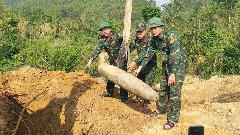 Nghệ An: Phát hiện quả bom 250kg khi đánh cá trên sông