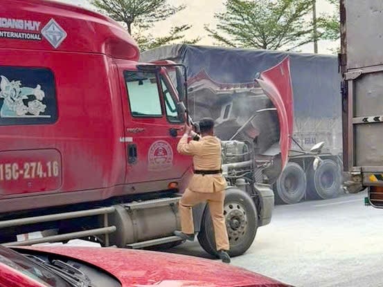 Hà Nội: CSGT kịp thời khống chế đám cháy trên xe container đang lưu thông