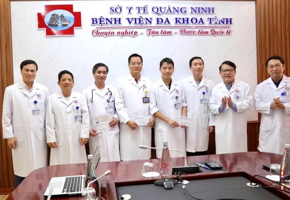 Khen thưởng đột xuất kíp bác sĩ, điều dưỡng cứu sống 3 bệnh nhân đặc biệt nguy kịch