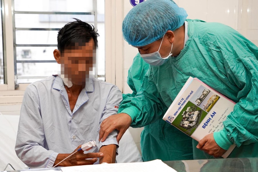 Lần đầu tiên: Cắt hai thận đa nang khổng lồ và ghép thận trong một ca mổ