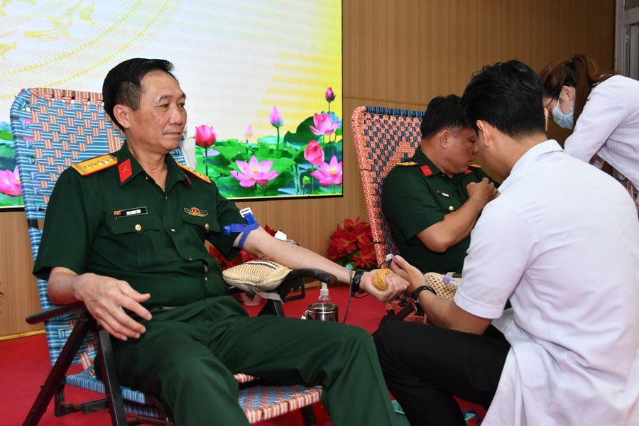Cán bộ, chiến sĩ lực lượng vũ trang An Giang hiến máu đầu Xuân