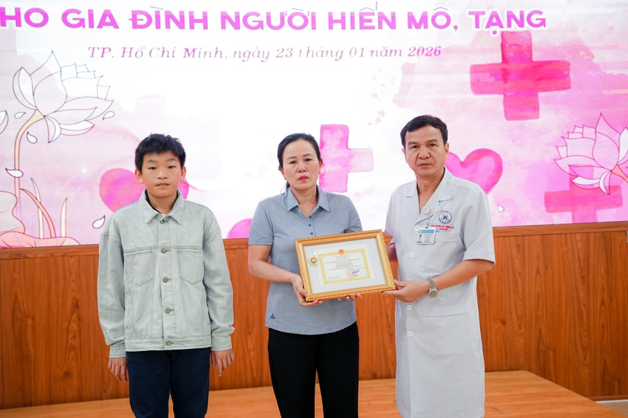 Trao tặng kỷ niệm chương “Vì sức khỏe nhân dân" cho gia đình người hiến mô, tạng cứu 7 người