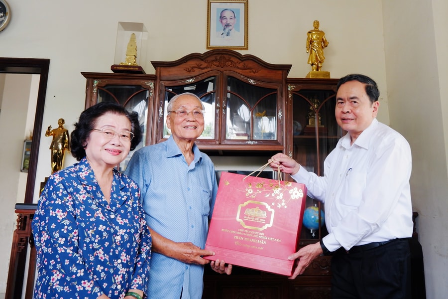 Chủ tịch Quốc hội Trần Thanh Mẫn thăm, chúc tết nguyên Phó Chủ tịch nước Trương Mỹ Hoa