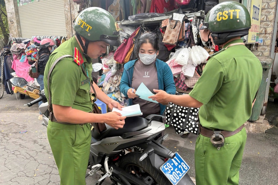 TP. Hồ Chí Minh: Ra quân xử lý lấn chiếm lòng, lề đường, lập lại trật tự đô thị