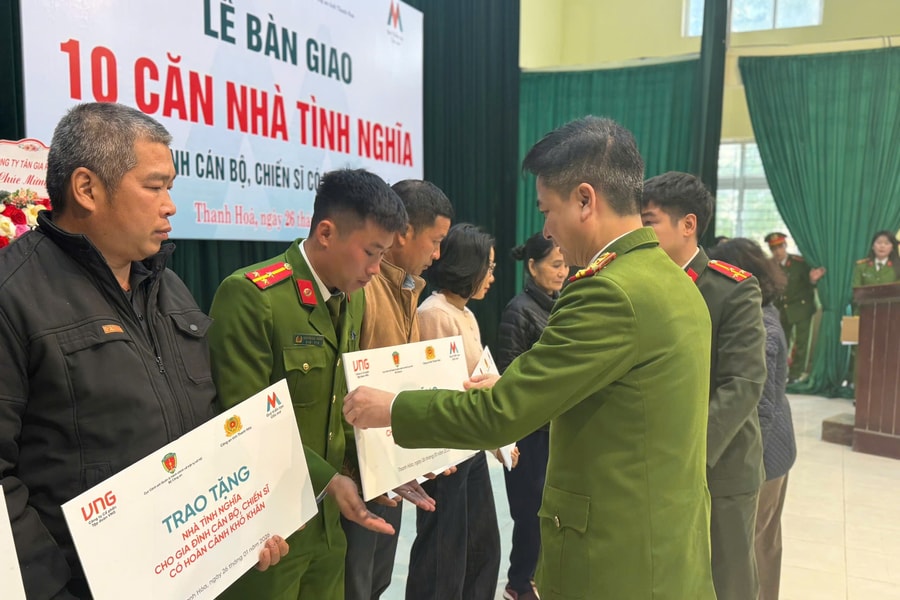 Trao tặng 10 căn nhà tình nghĩa cho cán bộ, chiến sĩ có hoàn cảnh khó khăn tại Thanh Hóa