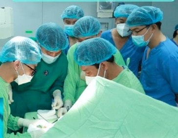 Phẫu thuật loại bỏ khối u khổng lồ trên mặt suốt 17 năm cho cô gái trẻ