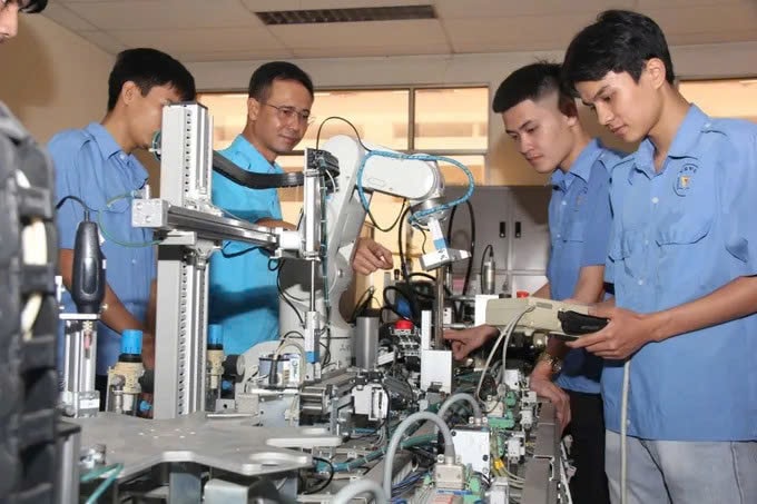 TP. Hồ Chí Minh: Phấn đấu tỷ lệ lao động có trình độ cao đẳng, đại học đạt 20% trở lên