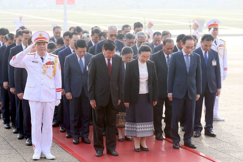 Tổng Bí thư, Chủ tịch nước Lào Thongloun Sisoulith vào Lăng viếng Chủ tịch Hồ Chí Minh