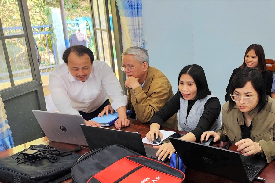 Theo chân thầy giáo mang AI lên đại ngàn Trường Sơn