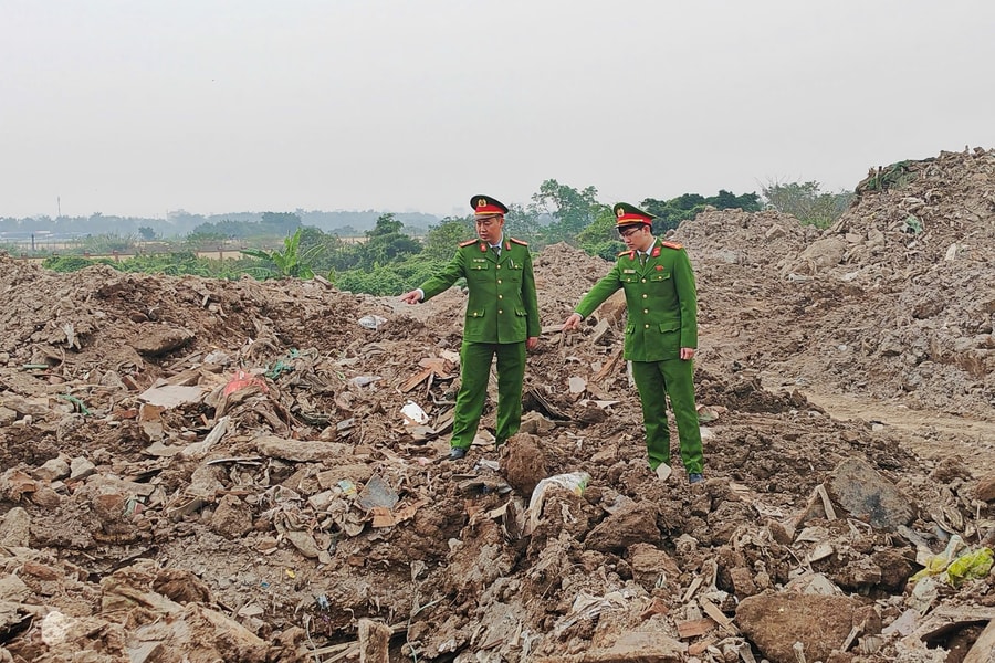 Hà Nội: Biến đất nông nghiệp Bát Tràng thành bãi thải lậu, 4 người bị khởi tố