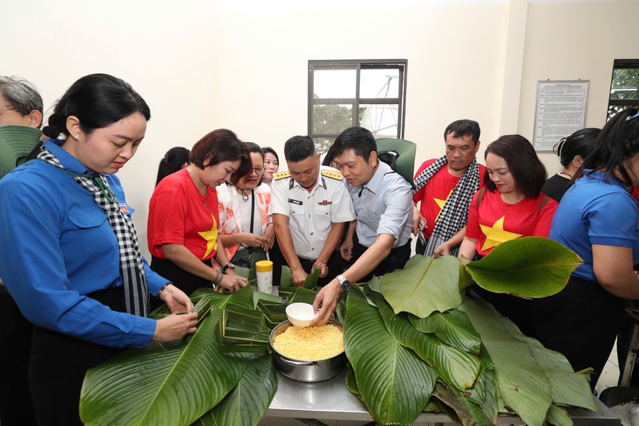 Xuân sớm nơi đảo xa