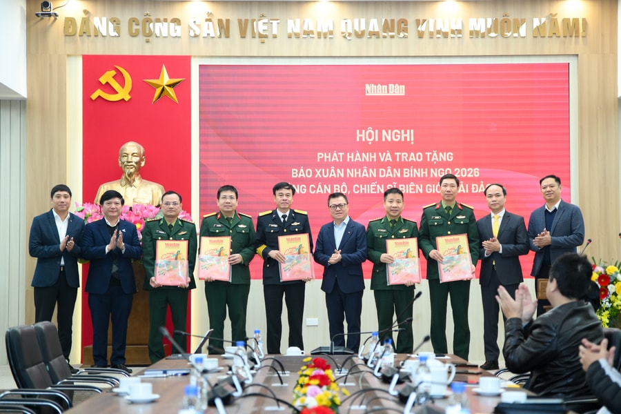 Trao tặng Báo Xuân Nhân Dân Bính Ngọ 2026 tới cán bộ, chiến sĩ biên giới và hải đảo