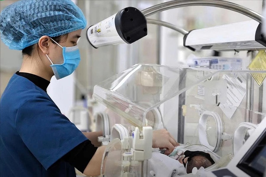 Cắt rốn bằng dao lam sau sinh non tại nhà, bé sơ sinh nguy kịch