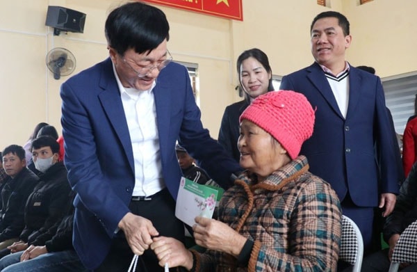 NHCSXH thăm, tặng quà Tết cho các đối tượng chính sách Lạng Sơn