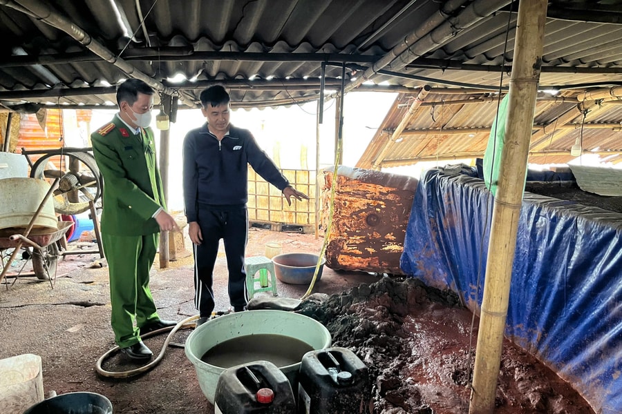 Hà Nội: Phát hiện 2 xưởng phân kim xả 6,7 tấn chất thải nguy hại ven sông Đuống