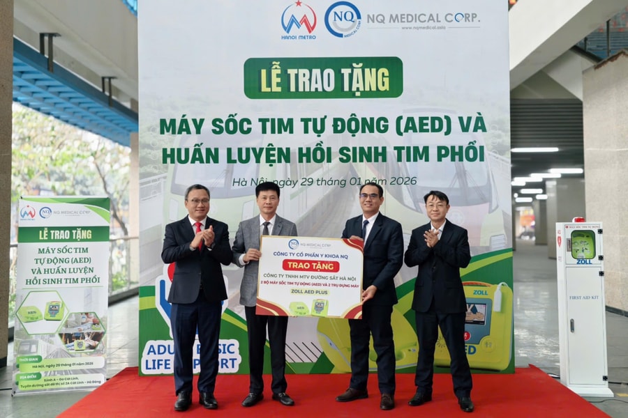 Metro Hà Nội tiếp nhận máy sốc tim tự động phục vụ hành khách